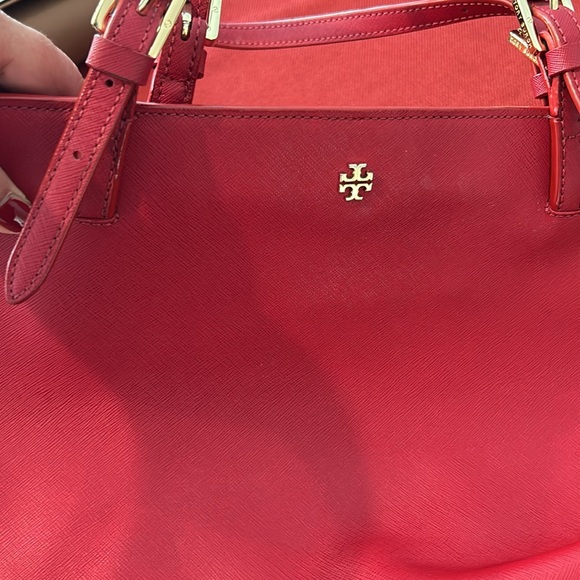 Tory Burch red Triple compartment tote.Very roomy. Big zipped middle compartment - Picture 4 of 4